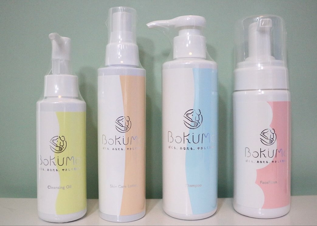 今日は、当店でのこだわり?を数回に分けてご紹介させて頂こうと思います当店のコンセプトの一つとして、『科学的に捉えてお仕事をする』があります!その中の一つ、メインとなるシャンプーや保湿剤のご紹介です数種類の商材の中で、やっぱりメインとなるのは、この「ボクモシャンプー」になりますこの商材は、この業界を嘘偽りなく、真っ当に仕事がしたい!メーカーの謳い文句や、インフルエンサーが使っているから!で選ぶのではなく、ちゃんと勉強(皮膚の基礎知識・界面活性剤や法律や動物福祉など)して、実際にトリマーさんが目の前のワンちゃん達の状態を見極めて使って欲しいとの、熱い気持ちからできた商材になります🥰残念ながら、これらの事はトリマーの養成学校では教えてもらえませんその為自分自身で調べ、その情報を精査し、そして3年に一回実施(三年おきにテストがあるのです🤯)されるメーカー様のテストに合格して、初めて取り扱いができるシャンプーや保湿剤達なのです🤩この他にも、当店で使用する商材は、最低限として全成分公開義務化となっている化粧品登録されている商材を使用します。ワンちゃんの病気で多い病気は、皮膚トラブルです当店は、スキンケアにも大変力を入れています普段から、健康で健やかな皮膚を保つお手伝いをさせて頂いております最後に、勝手にPRも兼ねて、ホームページのバナーには、少し商材に関してご協力させて頂いた、アオマハロ様のホームページもございますので、こちらもご興味のある方は覗いてみて下さいね!(協力店にうちのお店が掲載されています)#金沢市#近岡町#金沢トリミング#金沢トリミングサロン#石川県トリミング#トリミングサロン#トリミング#BOKUMO取扱店金沢#bokumo#No無麻酔歯石取り#いぬとの暮らし#もぐもぐトリミング#もぐトリ#シュナウザー大好き#dogsalon #trimming #trimmingsalon #grooming#いぬすたぐらむ#dogstagram